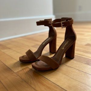 L'intervalle Camel Suede Heels